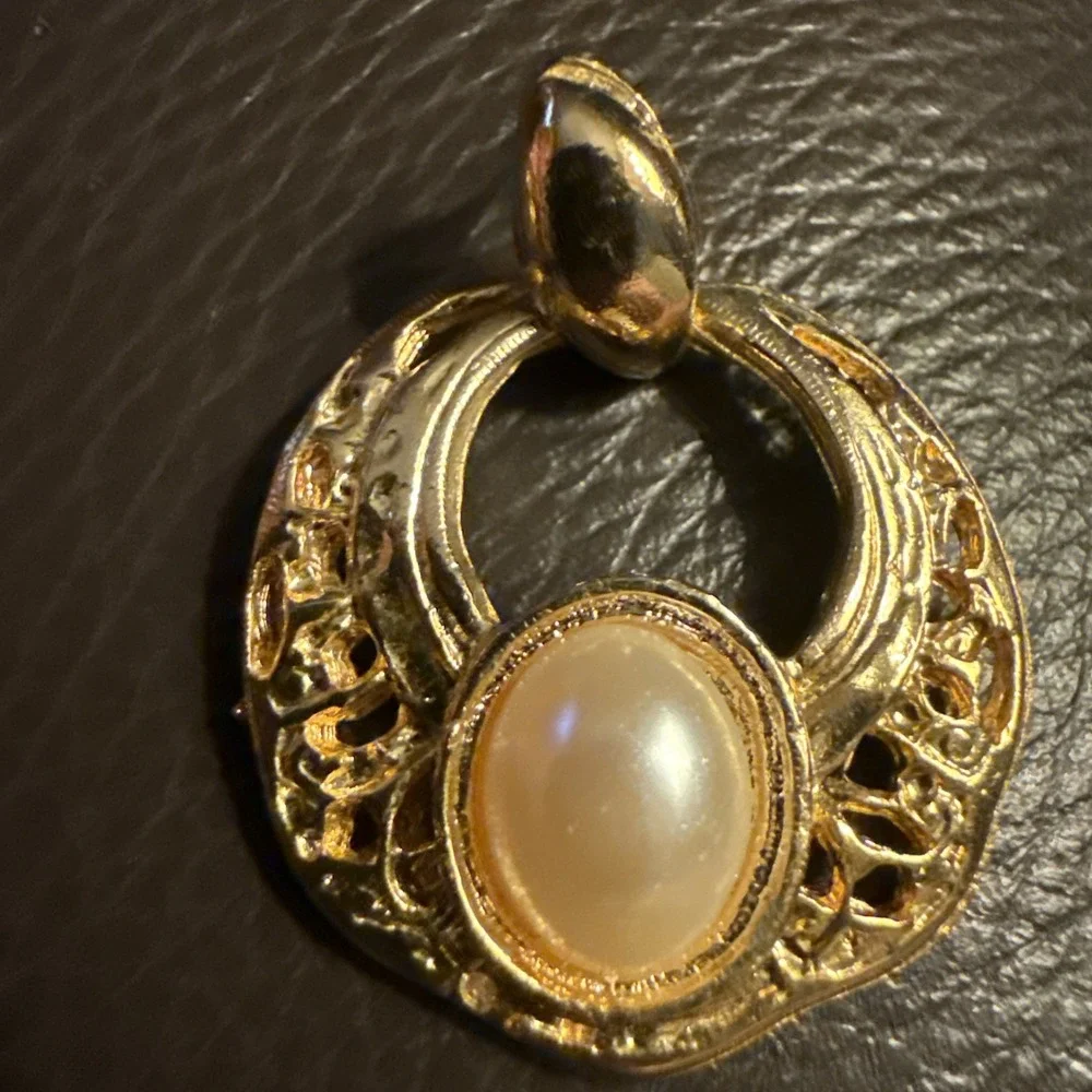 Vintage Gold Tone and Pearl Earrings. 30
